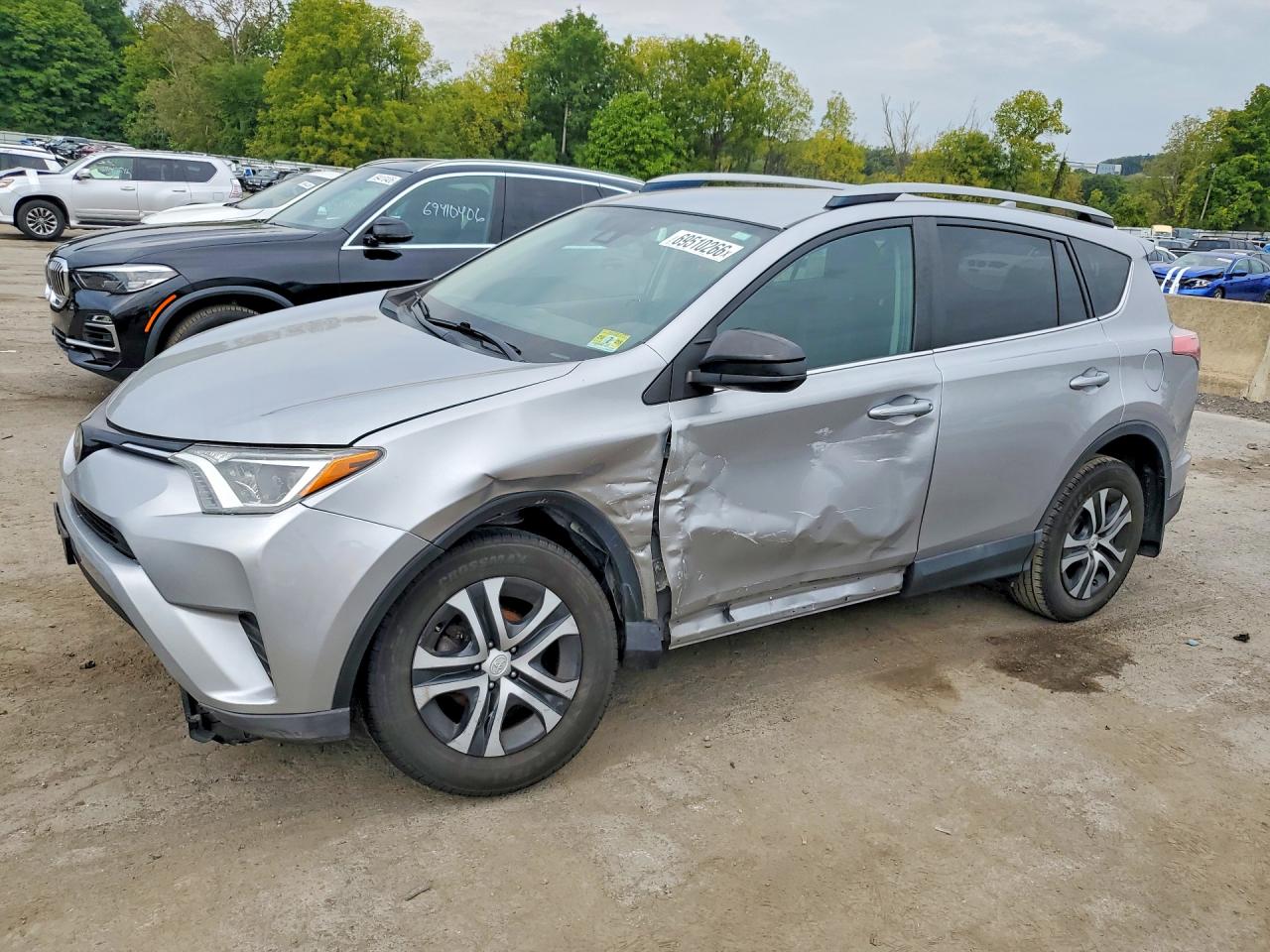 2017 TOYOTA RAV4 — Front 3/4