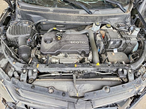 2019 CHEVROLET EQUINOX LT (1LT) — Engine bay
