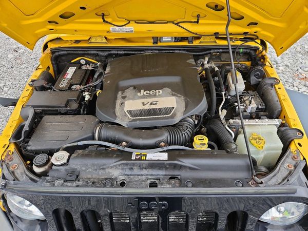 2015 JEEP WRANGLER — Engine bay