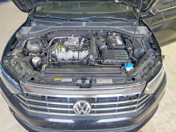2019 VOLKSWAGEN JETTA SEL — Engine bay