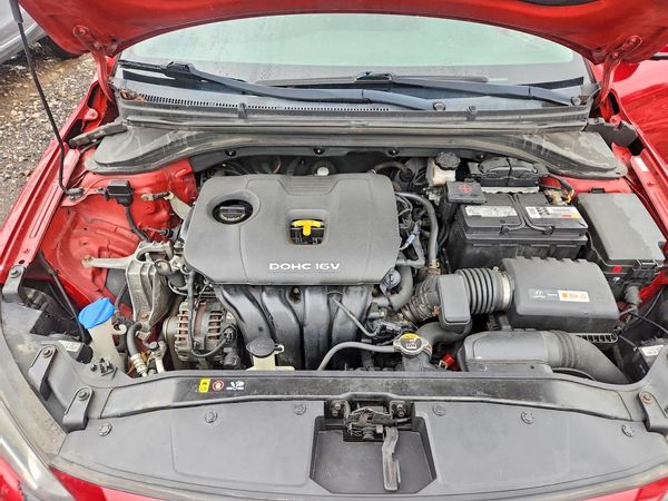 2017 HYUNDAI ELANTRA — Engine bay