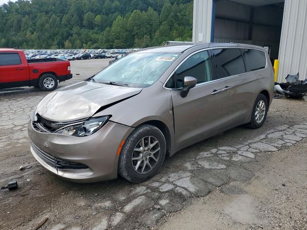 2017 CHRYSLER PACIFICA — Front 3/4
