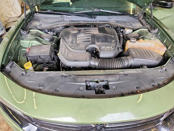 2020 DODGE CHARGER SXT — Engine bay