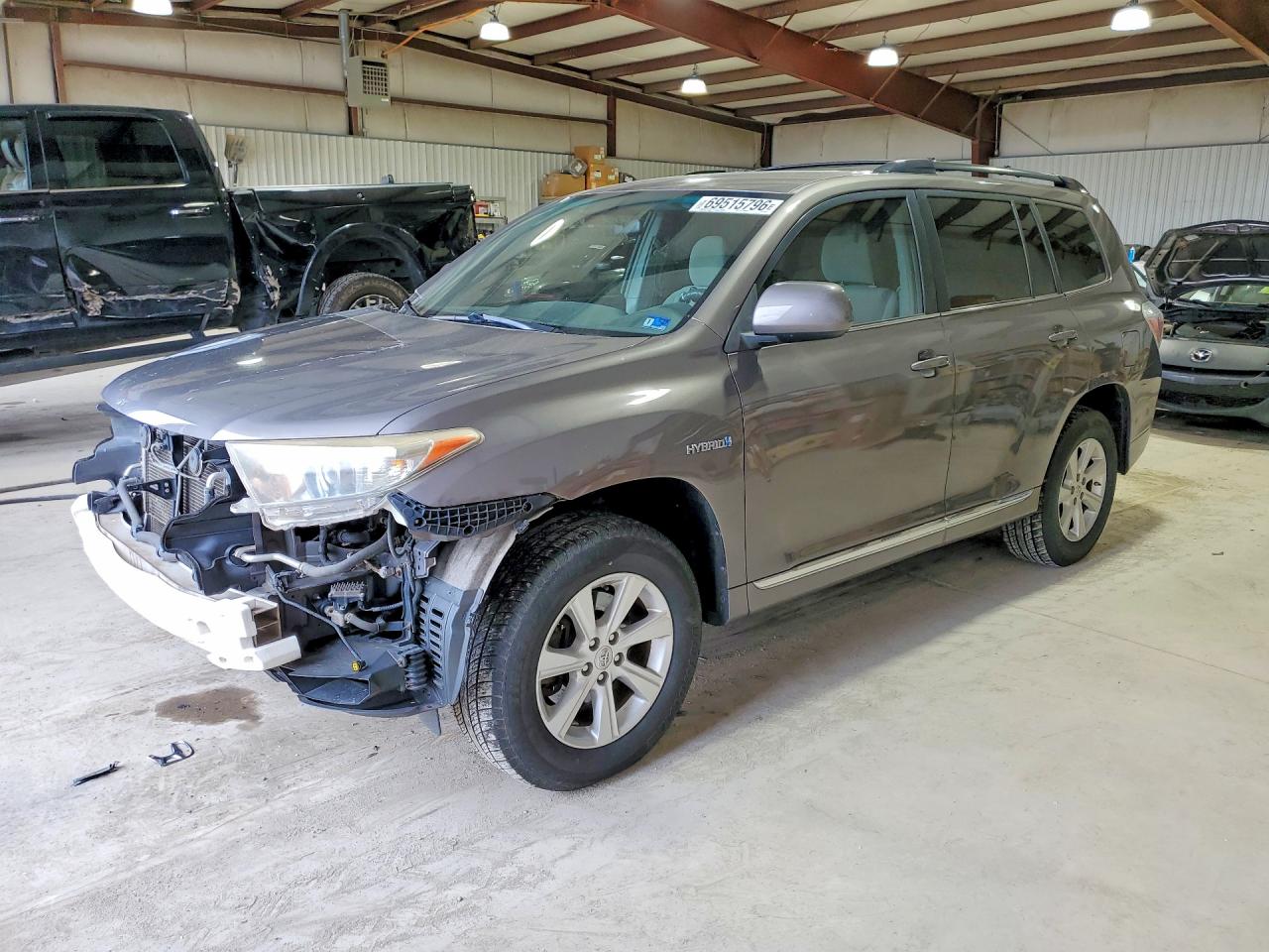 2013 TOYOTA HIGHLANDER Base/Hybrid — Front 3/4