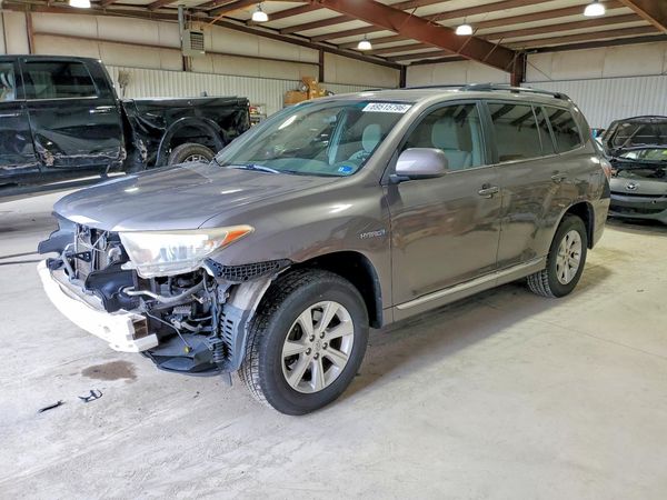 2013 TOYOTA HIGHLANDER — DSFA — Front 3/4