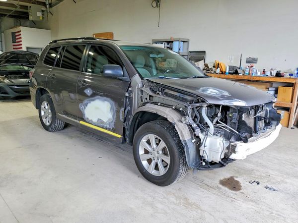 2013 TOYOTA HIGHLANDER Base/Hybrid — Passenger 3/4