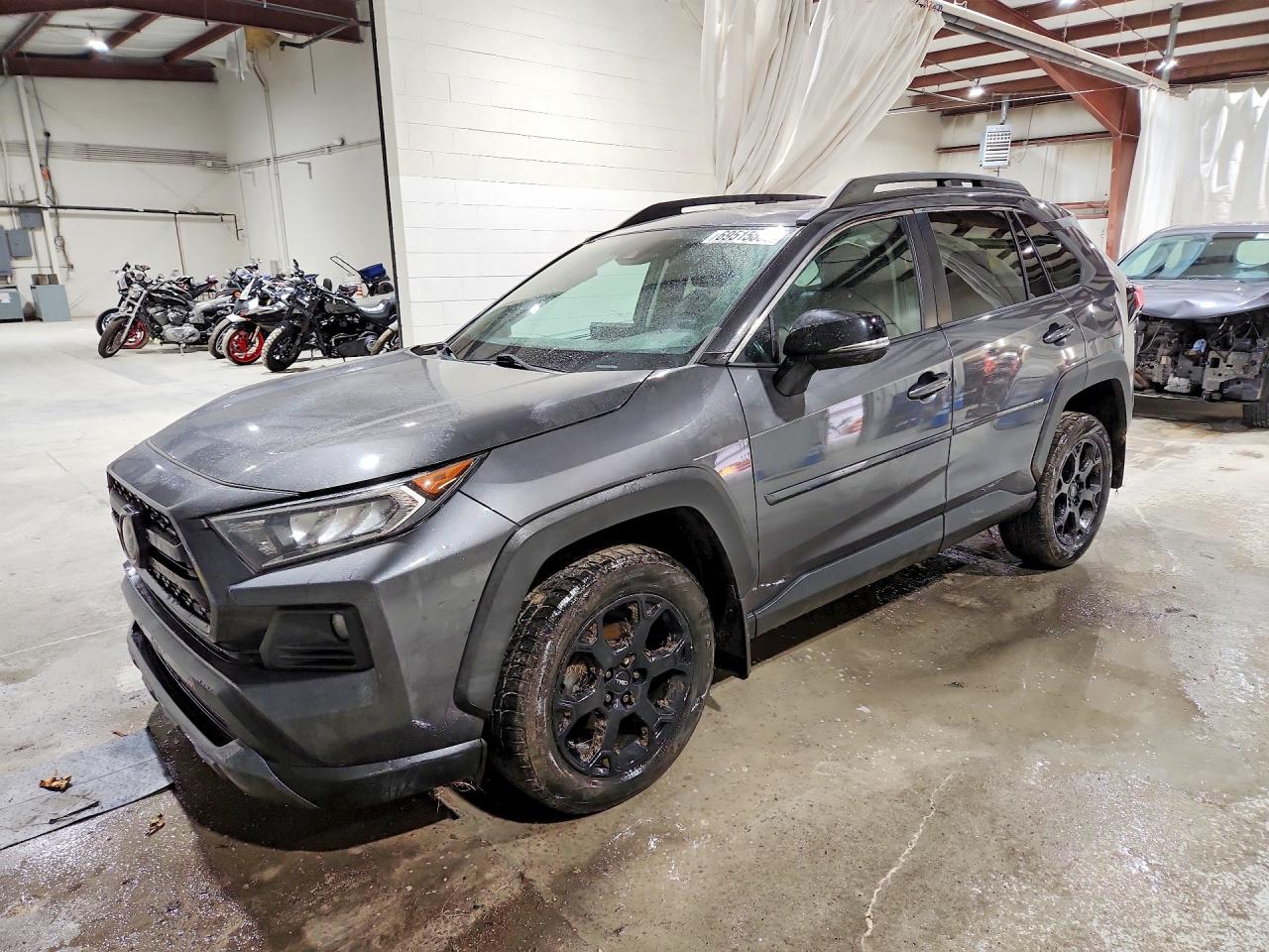 2021 TOYOTA RAV4 — Front 3/4