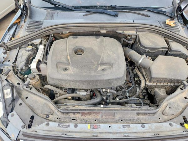 2016 VOLVO XC60 SV33 Premier — Engine bay
