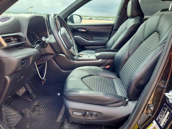 2021 TOYOTA HIGHLANDER — DENT