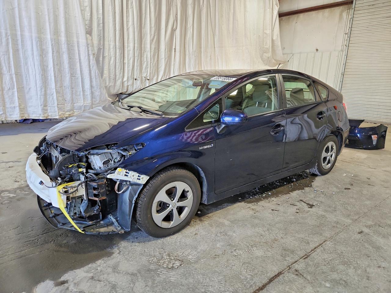 2015 TOYOTA PRIUS — Front 3/4