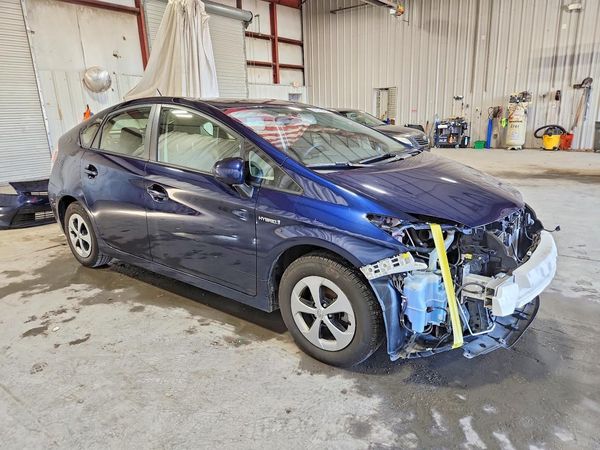 2015 TOYOTA PRIUS — Passenger 3/4