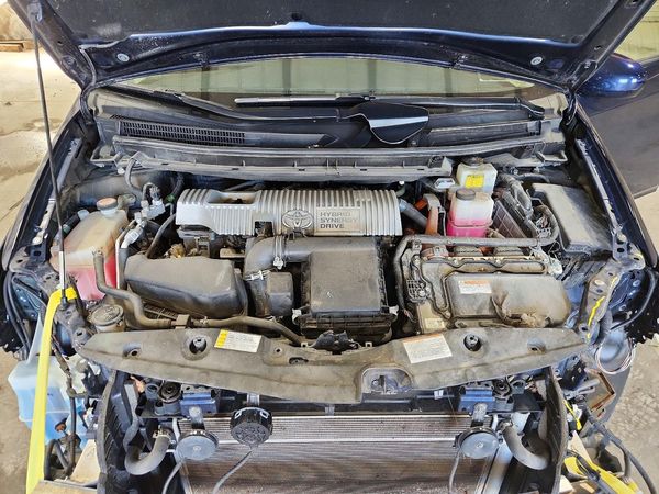 2015 TOYOTA PRIUS — Engine bay