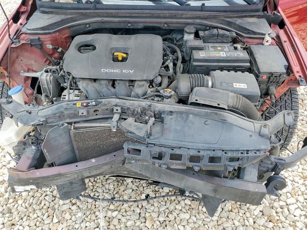 2017 HYUNDAI ELANTRA — Engine bay