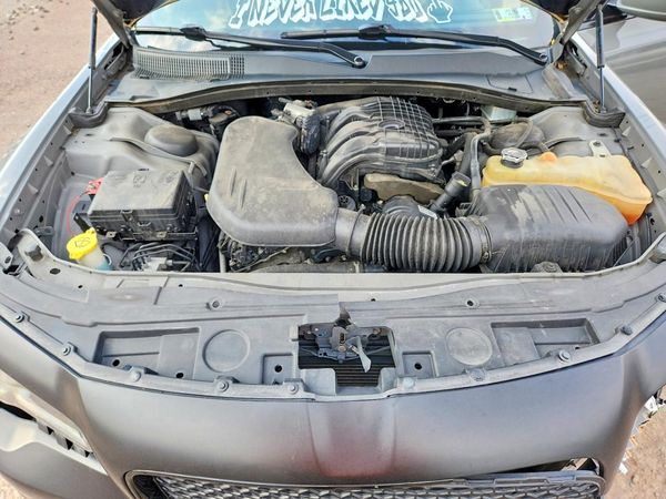 2018 CHRYSLER 300 — Engine bay