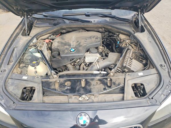 2016 BMW 528 xDrive — Engine bay