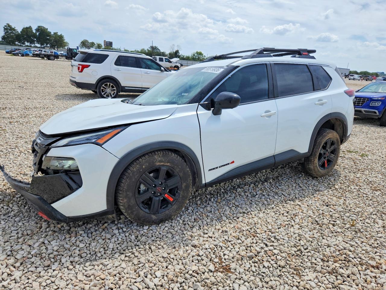 2025 NISSAN ROGUE SV — Front 3/4