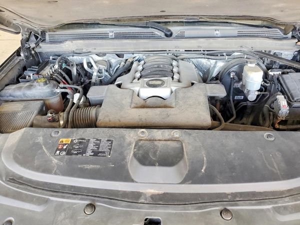 2015 CADILLAC ESCALADE — Engine bay