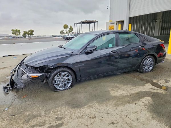 2026 HYUNDAI ELANTRA — Front 3/4