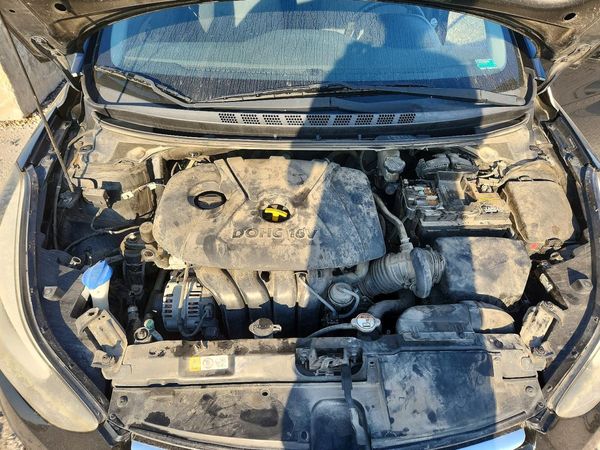 2016 HYUNDAI ELANTRA — Engine bay