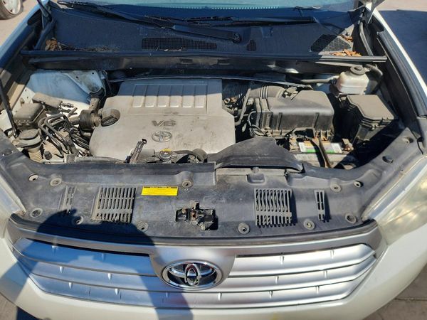 2012 TOYOTA HIGHLANDER Base/Hybrid — Engine bay