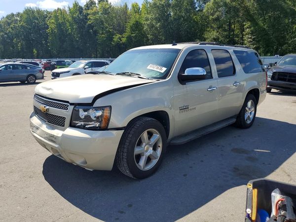 2013 CHEVROLET SUBURBAN LT — Front 3/4