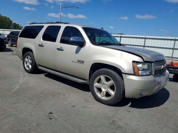 2013 CHEVROLET SUBURBAN LT — Passenger 3/4