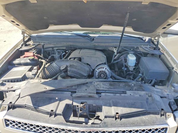 2013 CHEVROLET SUBURBAN LT — Engine bay