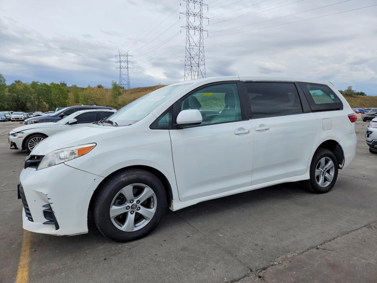 2018 TOYOTA SIENNA — Front 3/4