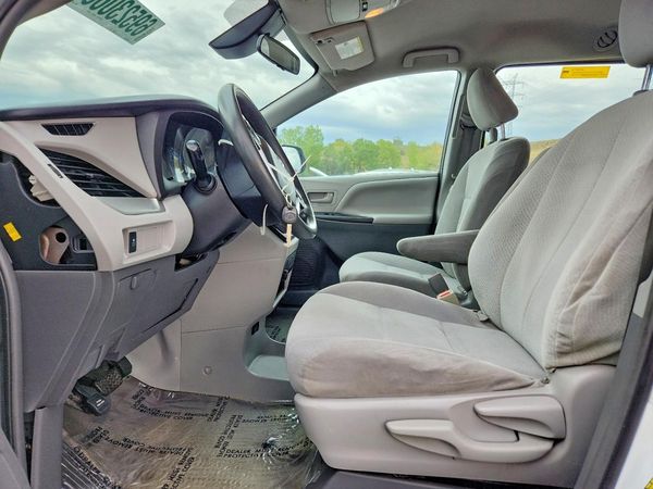 2018 TOYOTA SIENNA — DENT