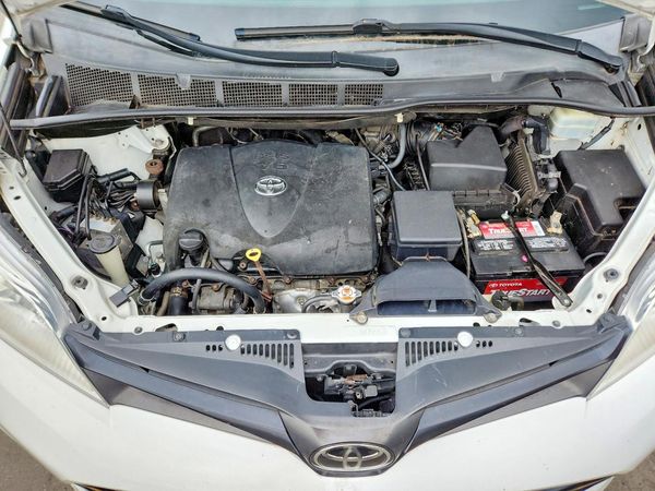 2018 TOYOTA SIENNA — Engine bay