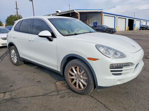 2013 PORSCHE CAYENNE — Passenger 3/4