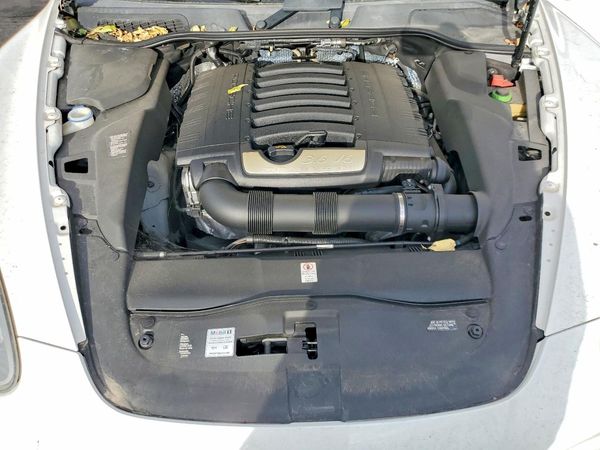 2013 PORSCHE CAYENNE — Engine bay