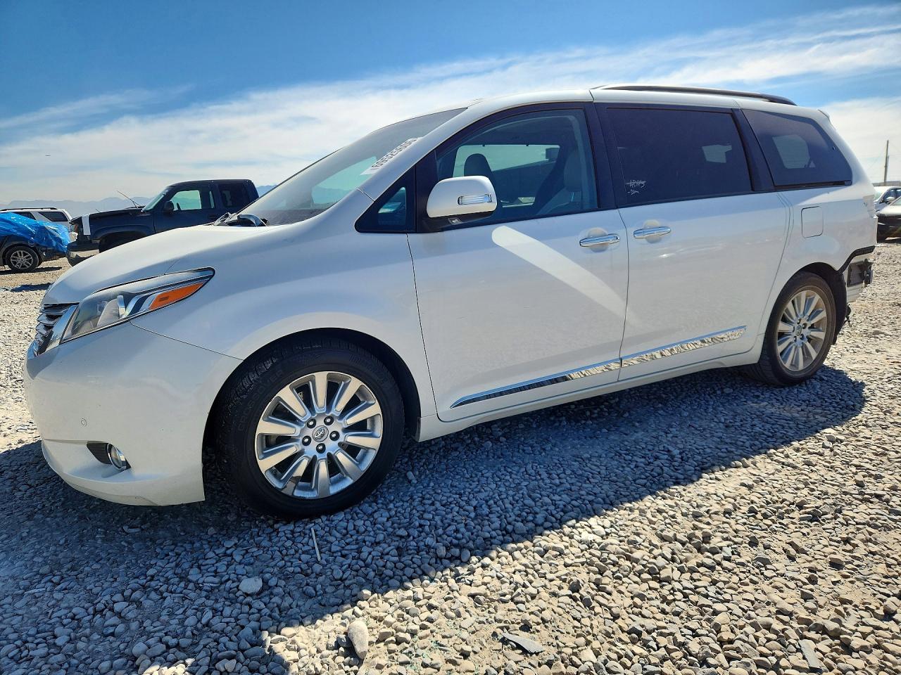 2016 TOYOTA SIENNA — Front 3/4