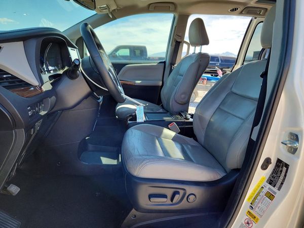 2016 TOYOTA SIENNA — DENT