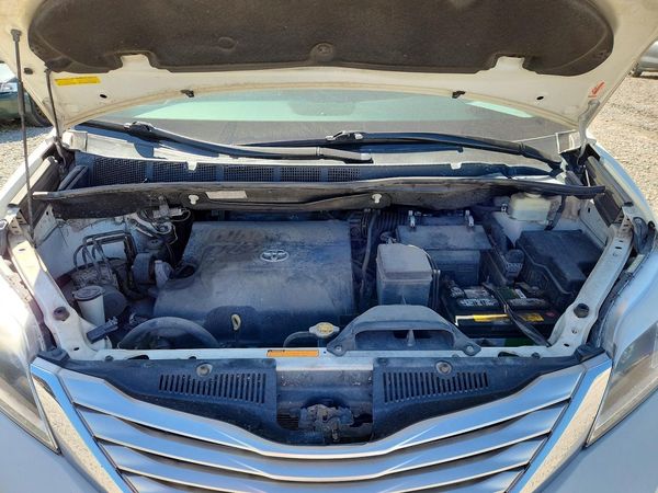2016 TOYOTA SIENNA — Engine bay