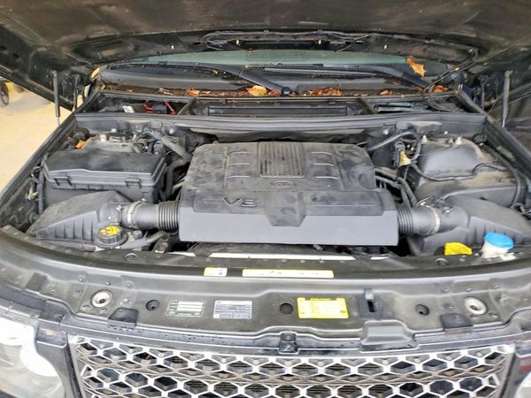 2012 LAND ROVER RANGEROVER HSE — Engine bay