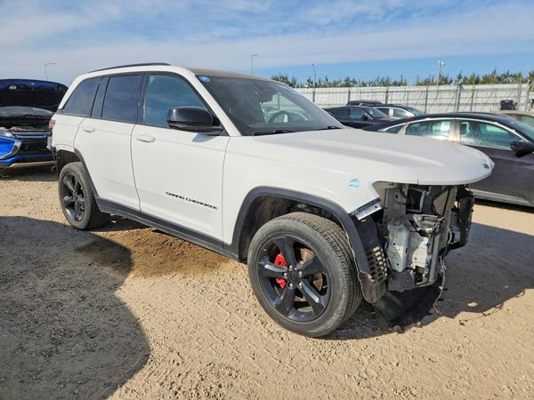 2023 JEEP GRAND CHEROKEE Laredo, Altitude — Passenger 3/4