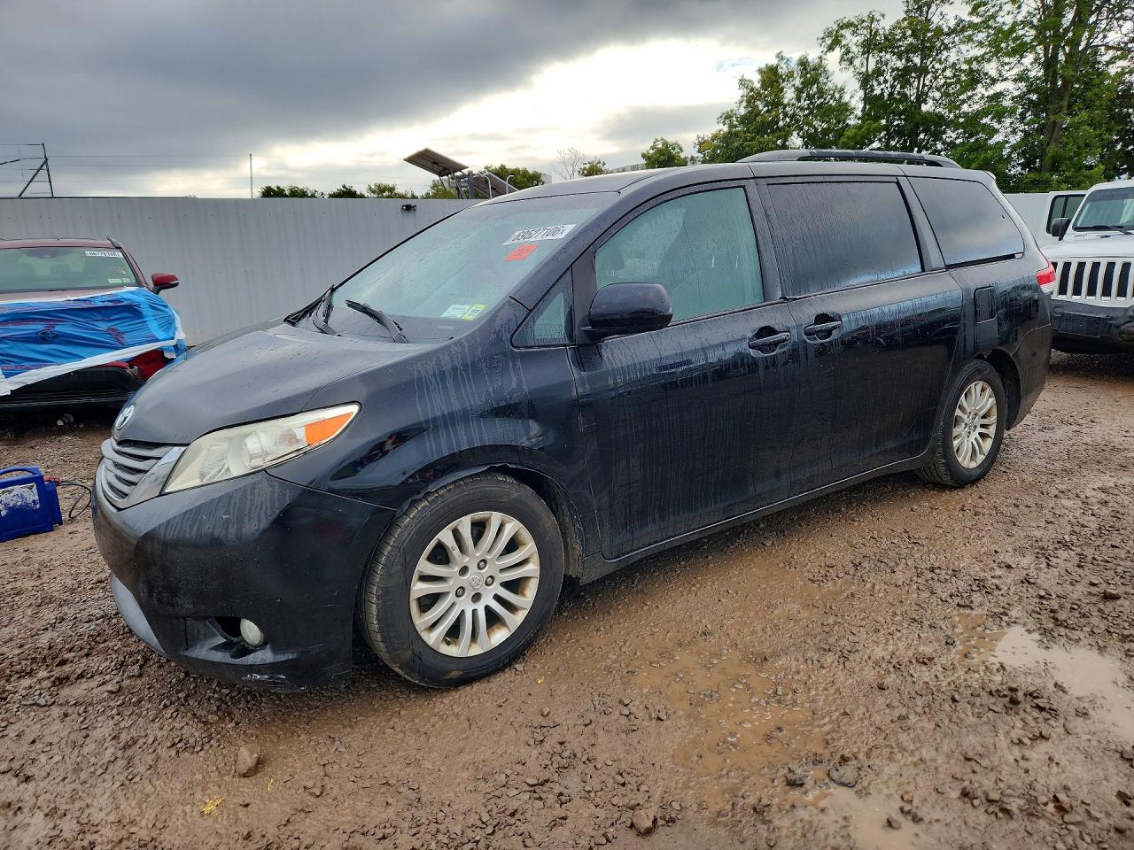2014 TOYOTA SIENNA — Front 3/4