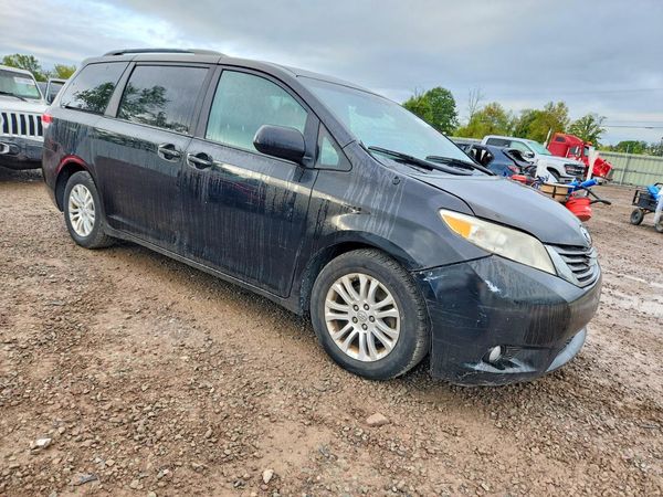 2014 TOYOTA SIENNA — Passenger 3/4