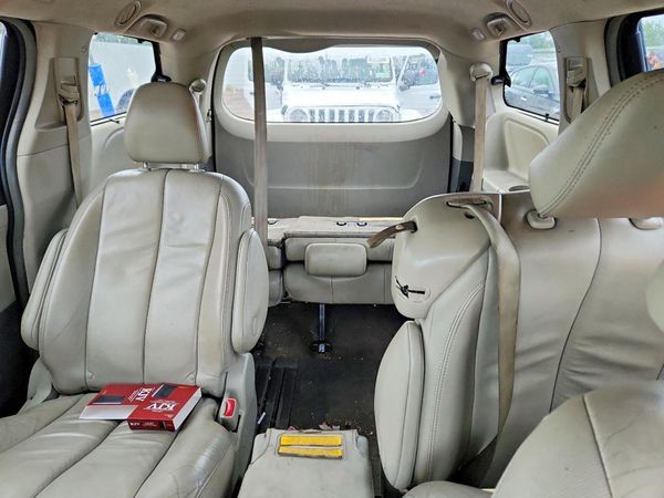 2014 TOYOTA SIENNA — SUVN