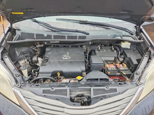 2014 TOYOTA SIENNA — Engine bay