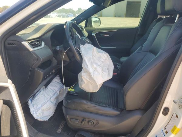 2020 TOYOTA RAV4 XSE HV — DENT