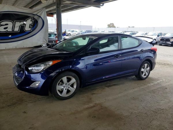 2013 HYUNDAI ELANTRA — Front 3/4