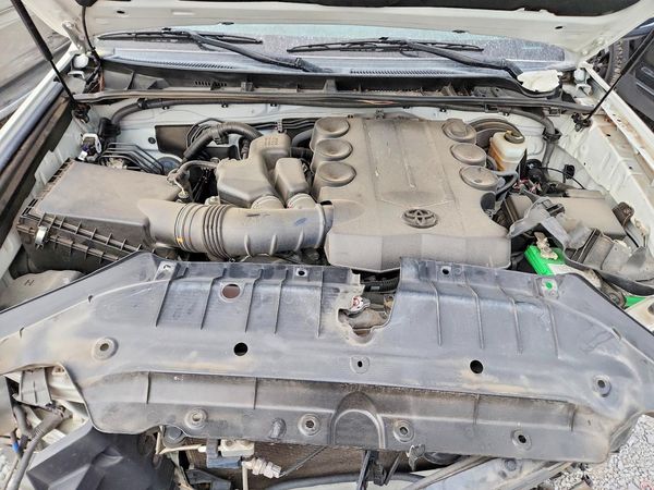 2018 TOYOTA 4RUNNER Ltd/SR5/SR5 Premium — Engine bay