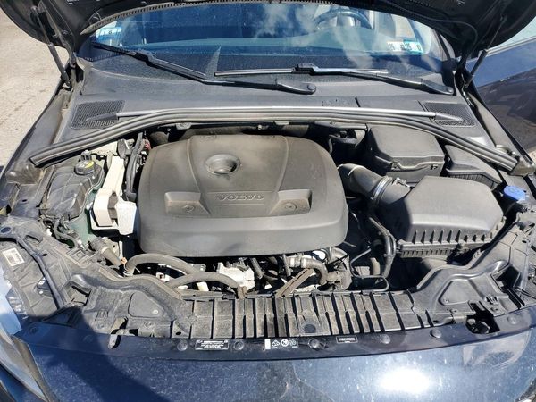 2017 VOLVO S60 Dynamic — Engine bay