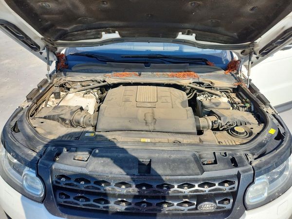 2016 LAND ROVER RANGEROVER — Engine bay