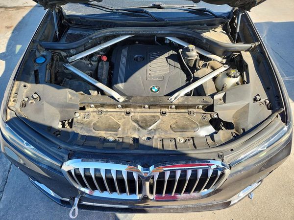 2020 BMW X7 xDrive40i — Engine bay