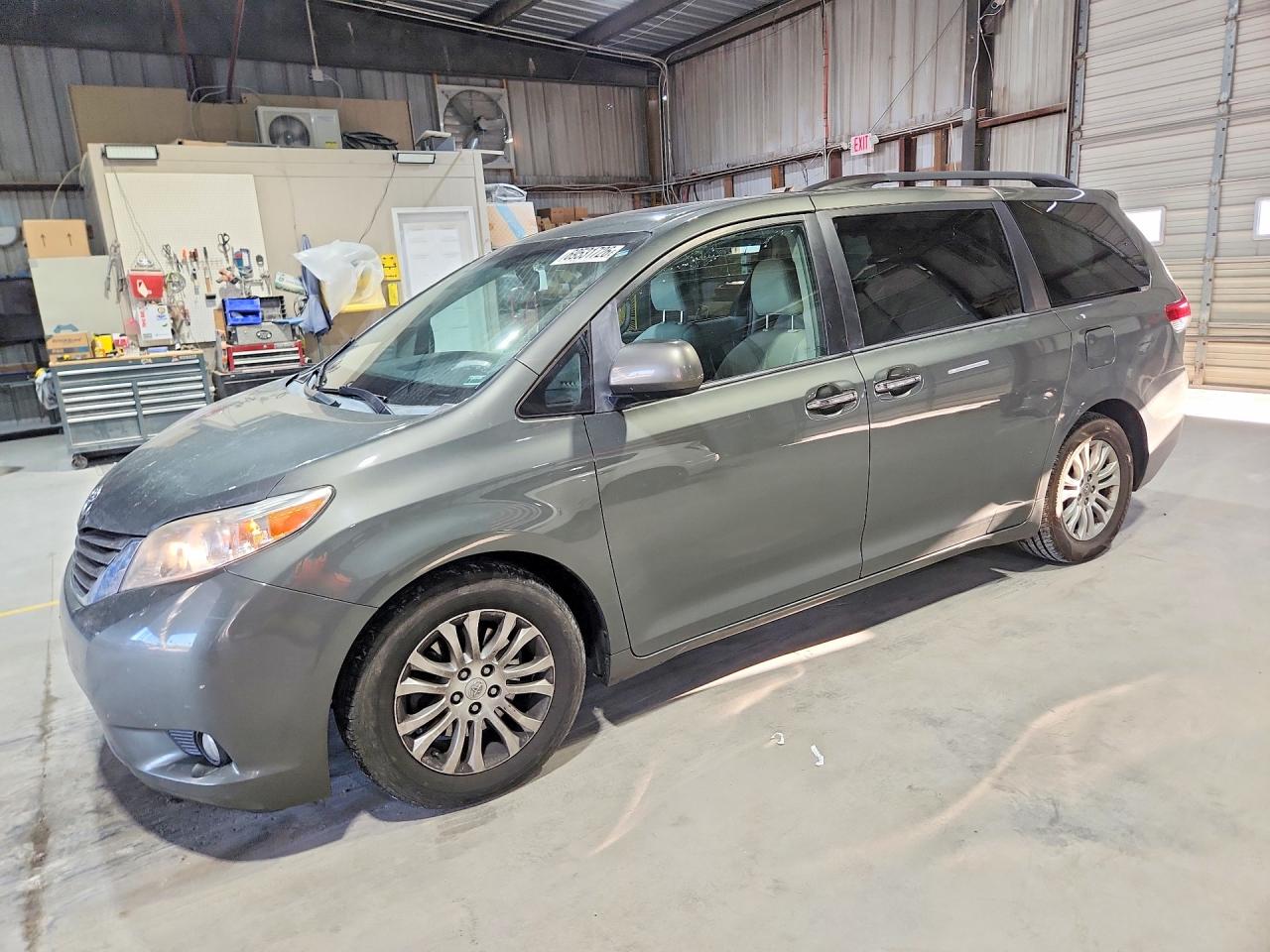 2014 TOYOTA SIENNA — Front 3/4