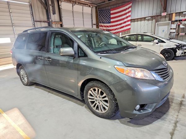2014 TOYOTA SIENNA — Passenger 3/4