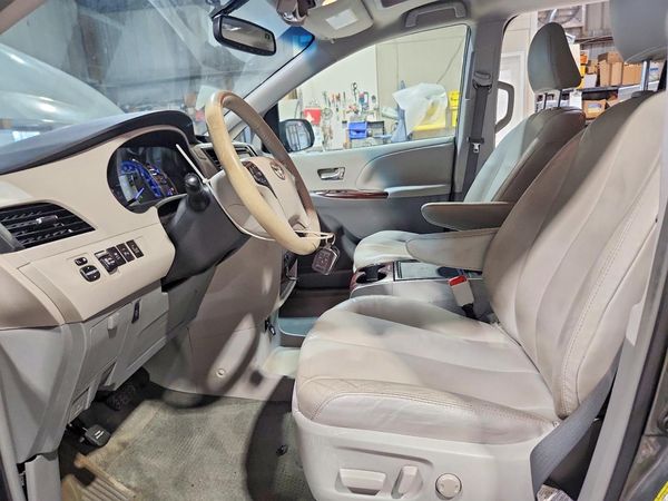 2014 TOYOTA SIENNA — DENT